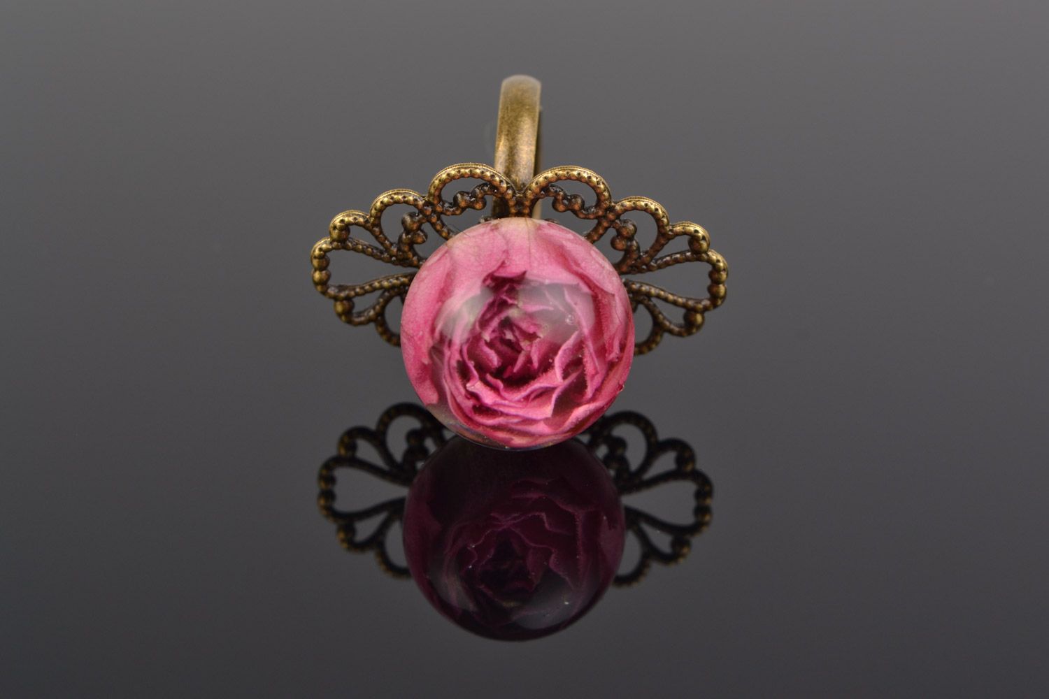 Кольцо с розой в эпоксидной смоле ручной работы винтажное женское красивое фото 3