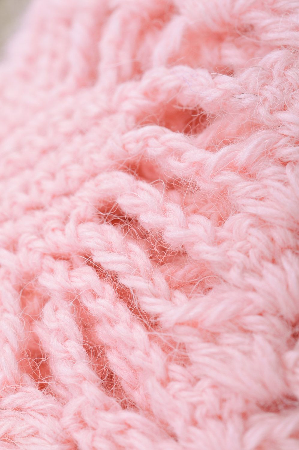 Вязаная шаль спицами из полушерстяных ниток ручной работы розовая красивая фото 4