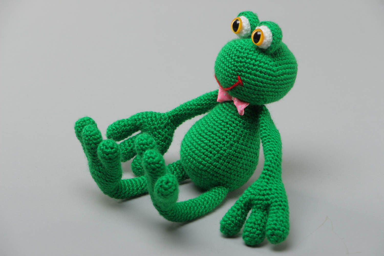 Мягкая вязаная игрушка лягушонок из ниток ручной работы зеленая с бантиком фото 2