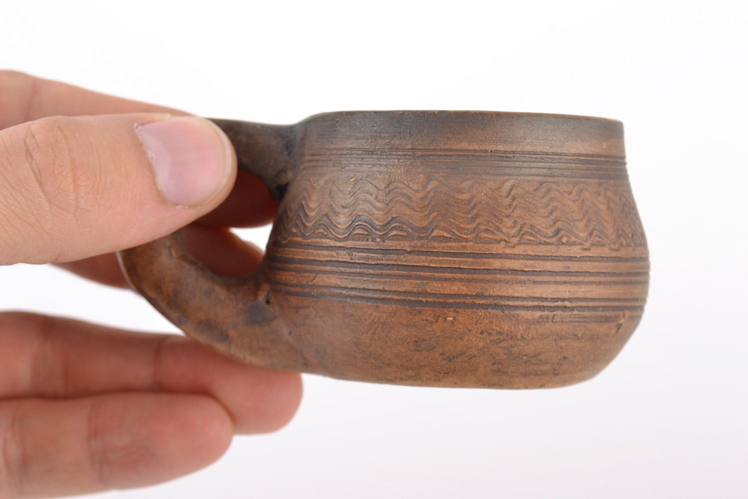 Taza artesanal de cerámica pequeña de 25 ml de arcilla hecha a mano marrón foto 2