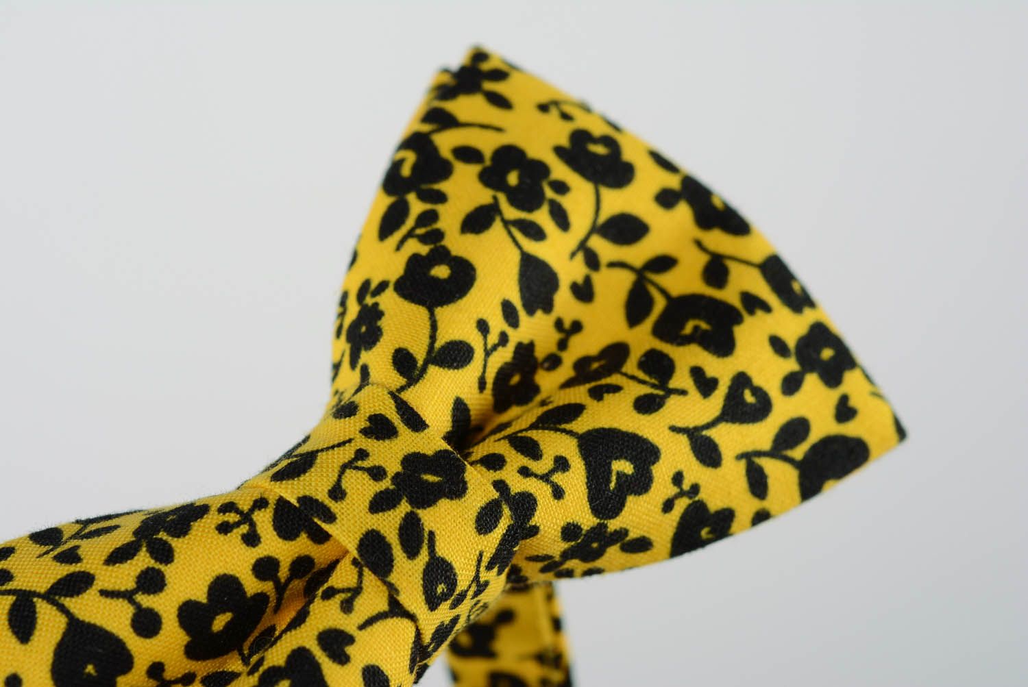 Желтый галстук-бабочка Черные цветы фото 4