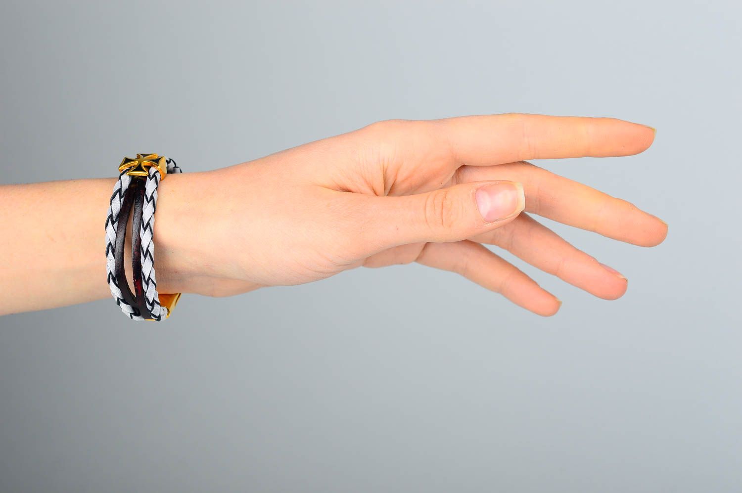 Кожаный браслет хэнд мэйд браслет на руку серый многорядный украшение из кожи фото 2