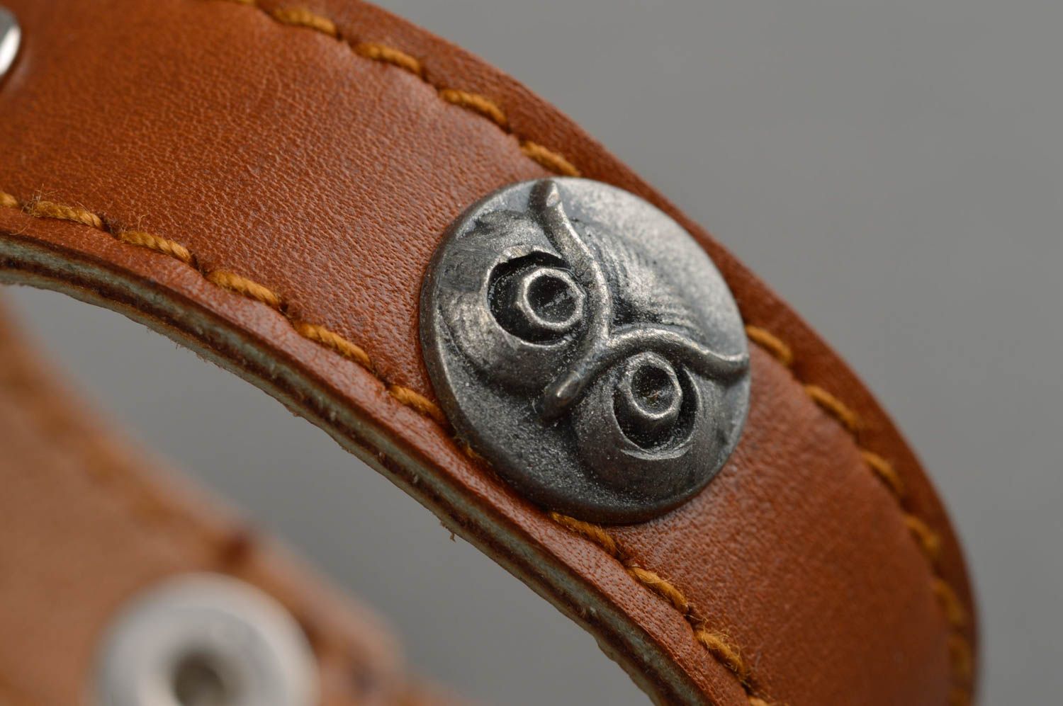 Künstlerisches Armband aus Leder Eule in Braun handgeschaffen stilvoll schön foto 5
