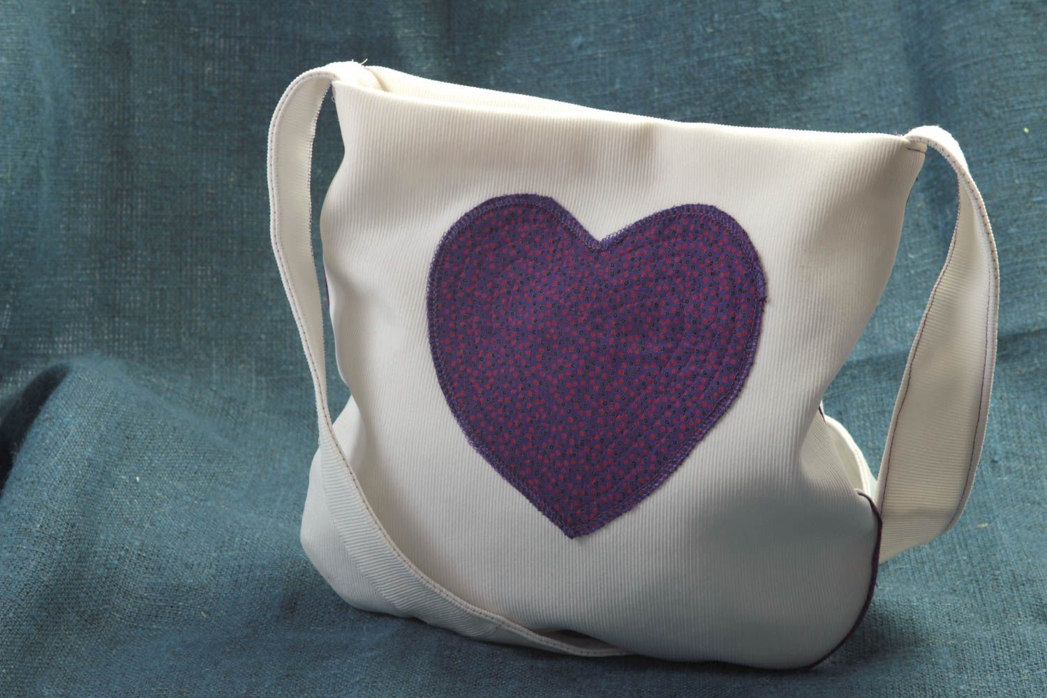 Женская сумка из ткани с аппликацией ручной работы белая с сердечком красивая фото 1