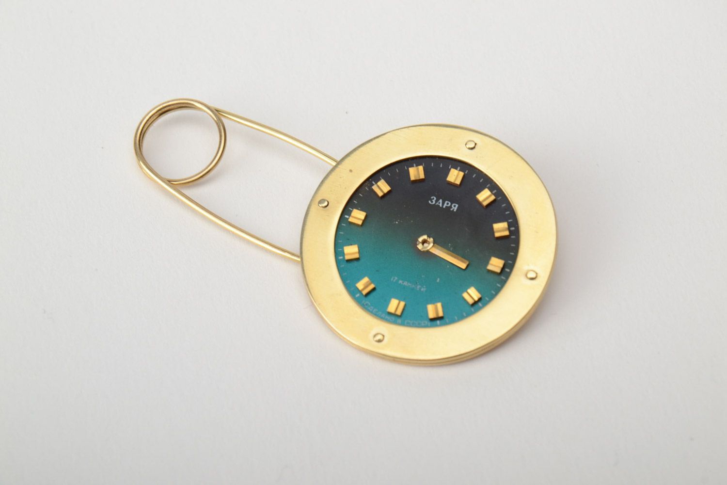 Broche de metal de latón hecho a mano redondo con mejanismo de relojería foto 2