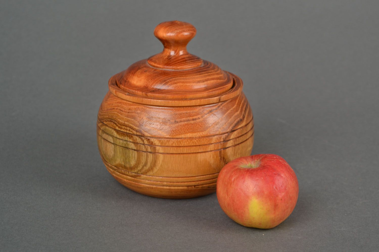 Wooden varnished pot photo 1