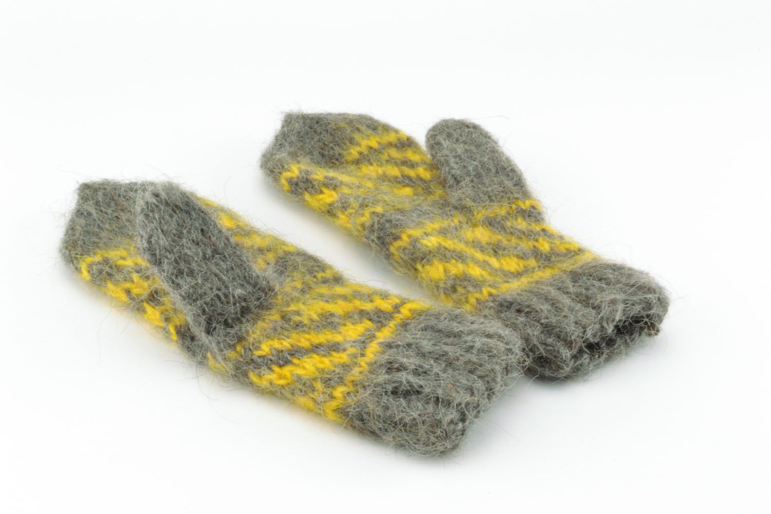 Moufles tricotées en laine gris jaune photo 3