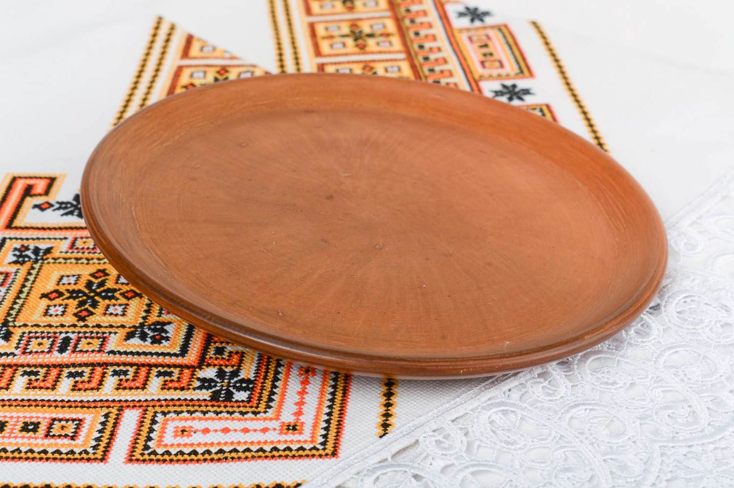 Schöner origineller brauner Teller aus Ton groß rund für Küche Dekor foto 1
