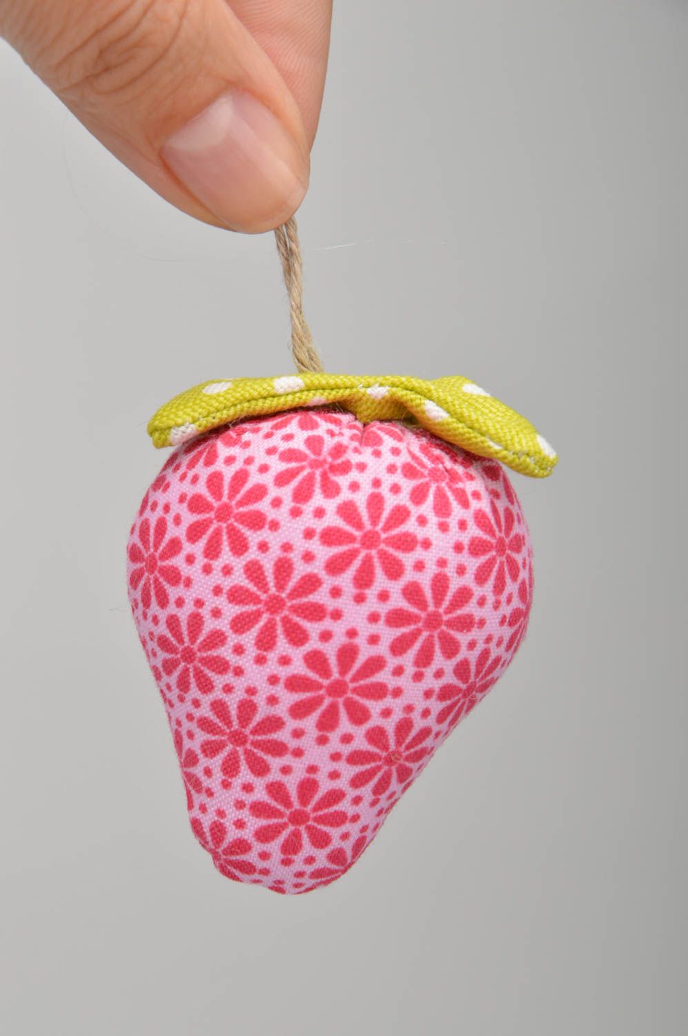 Интерьерная подвеска клубничка в цветочек хлопковая ручной работы для декора фото 3