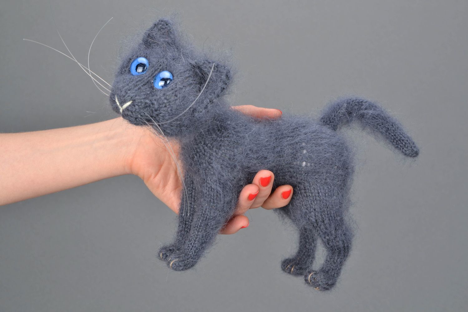 Мягкая вязаная игрушка ручной работы Серый кот фото 2