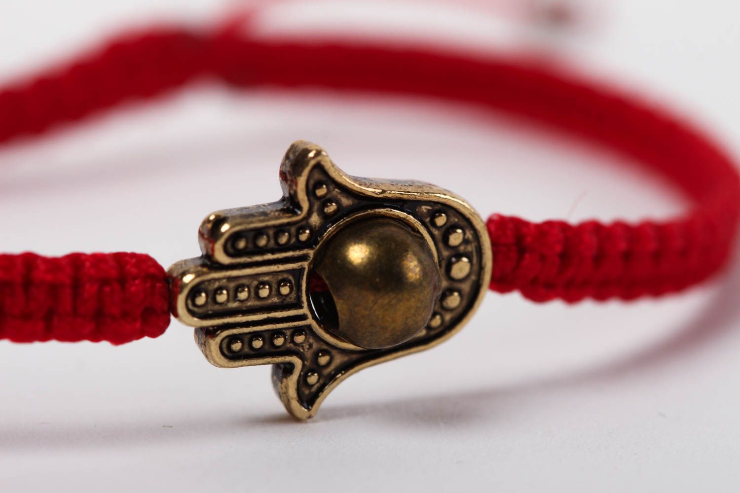 Bracelet rouge tressé Bijou fait main avec khamsa en métal Cadeau pour femme photo 3