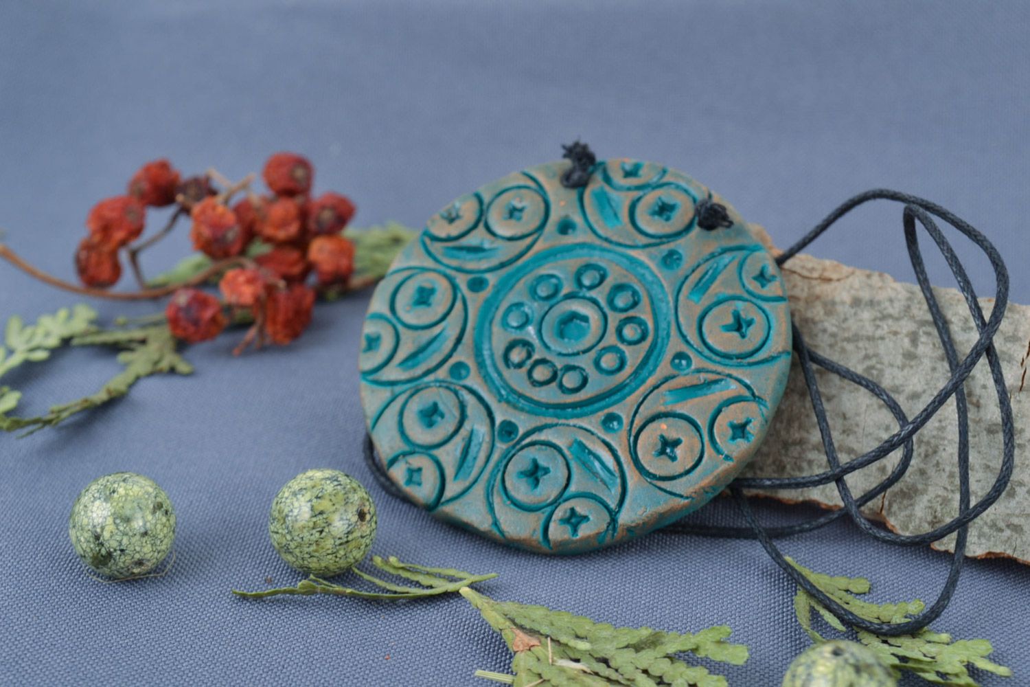 Ciondolo in ceramica naturale fatto a mano pendente etnico in ceramica 
 foto 1