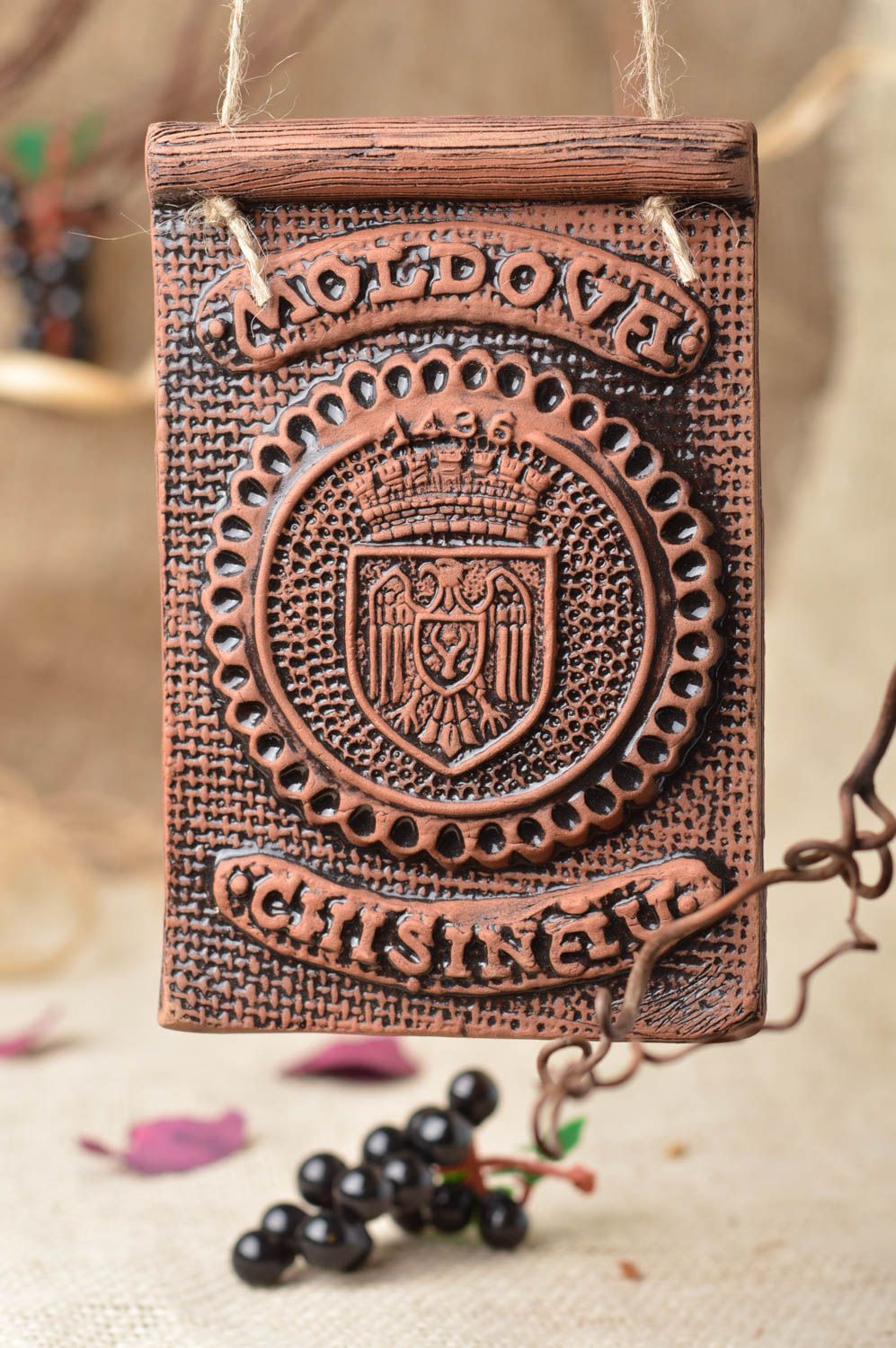 Керамическое панно прямоугольной формы с гербом на веревке ручная работа фото 1