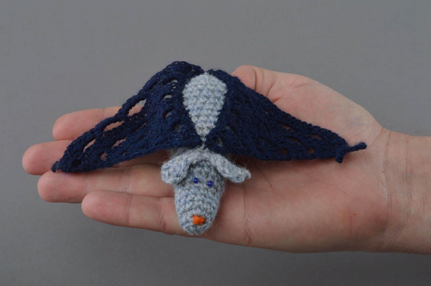 Мягкая игрушка ручной работы вязаная в виде летучей мыши синяя маленькая милая фото 4