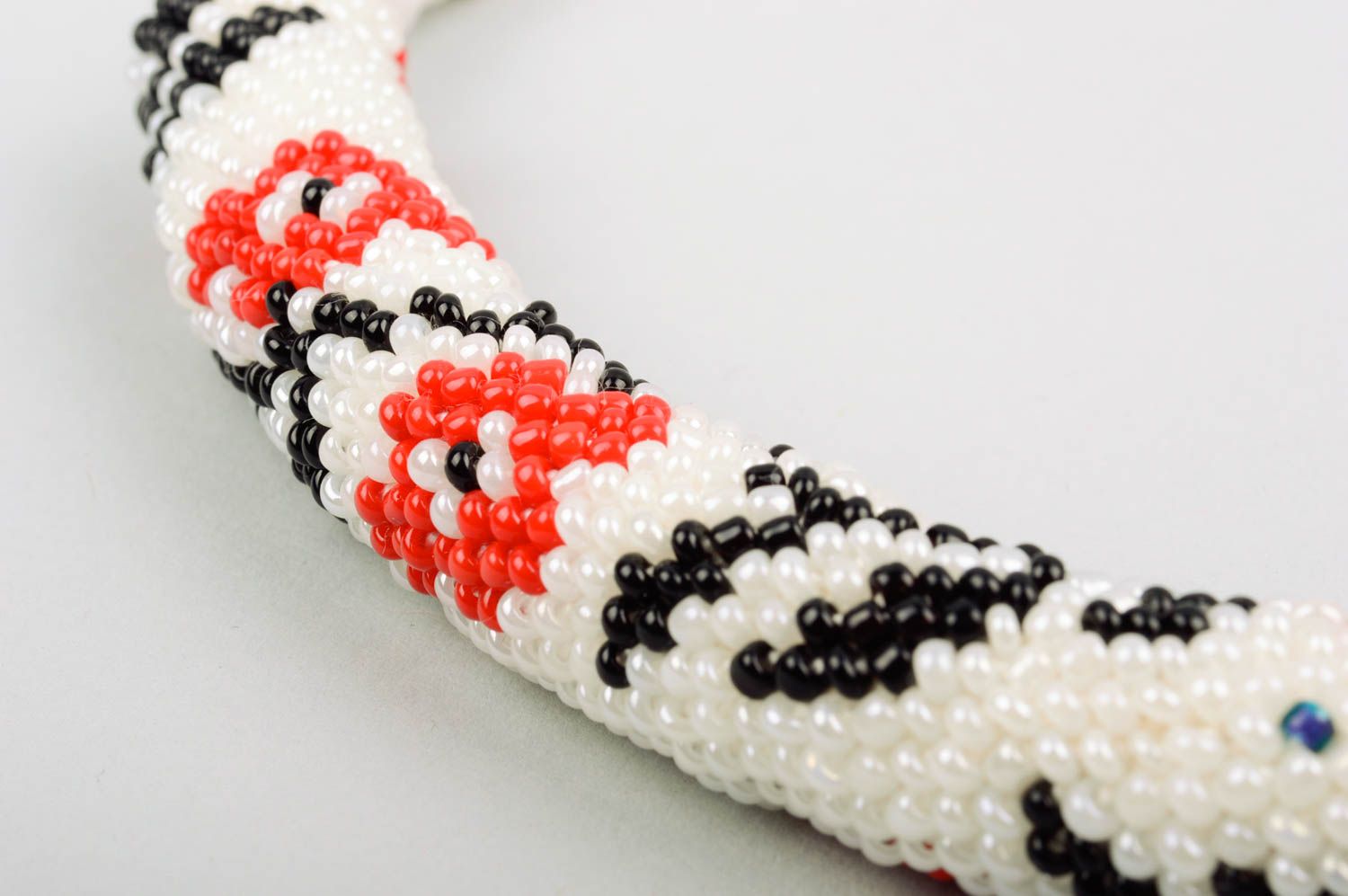 Collier en perles de rocaille et fils au crochet blanc style japonais fait main photo 3