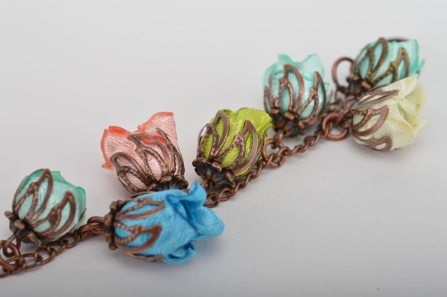 Оригинальная металлический браслет с цветами из атласных лент ручной работы фото 5