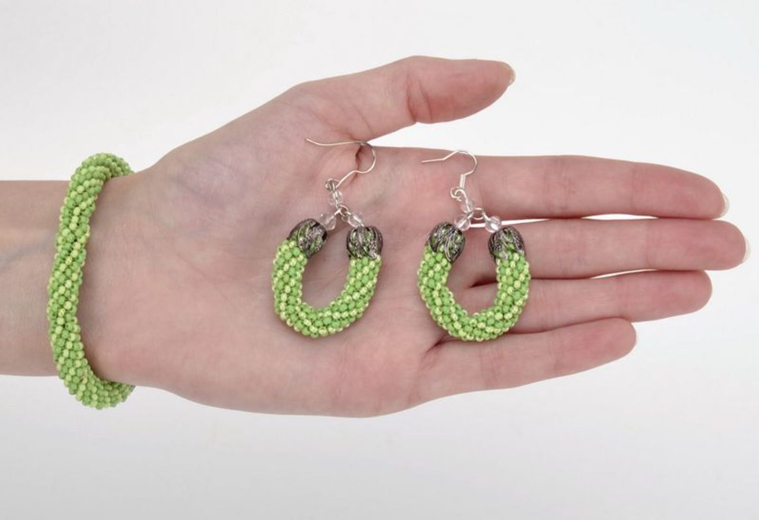 Ohrringe und Armband aus grünen Glasperlen foto 5