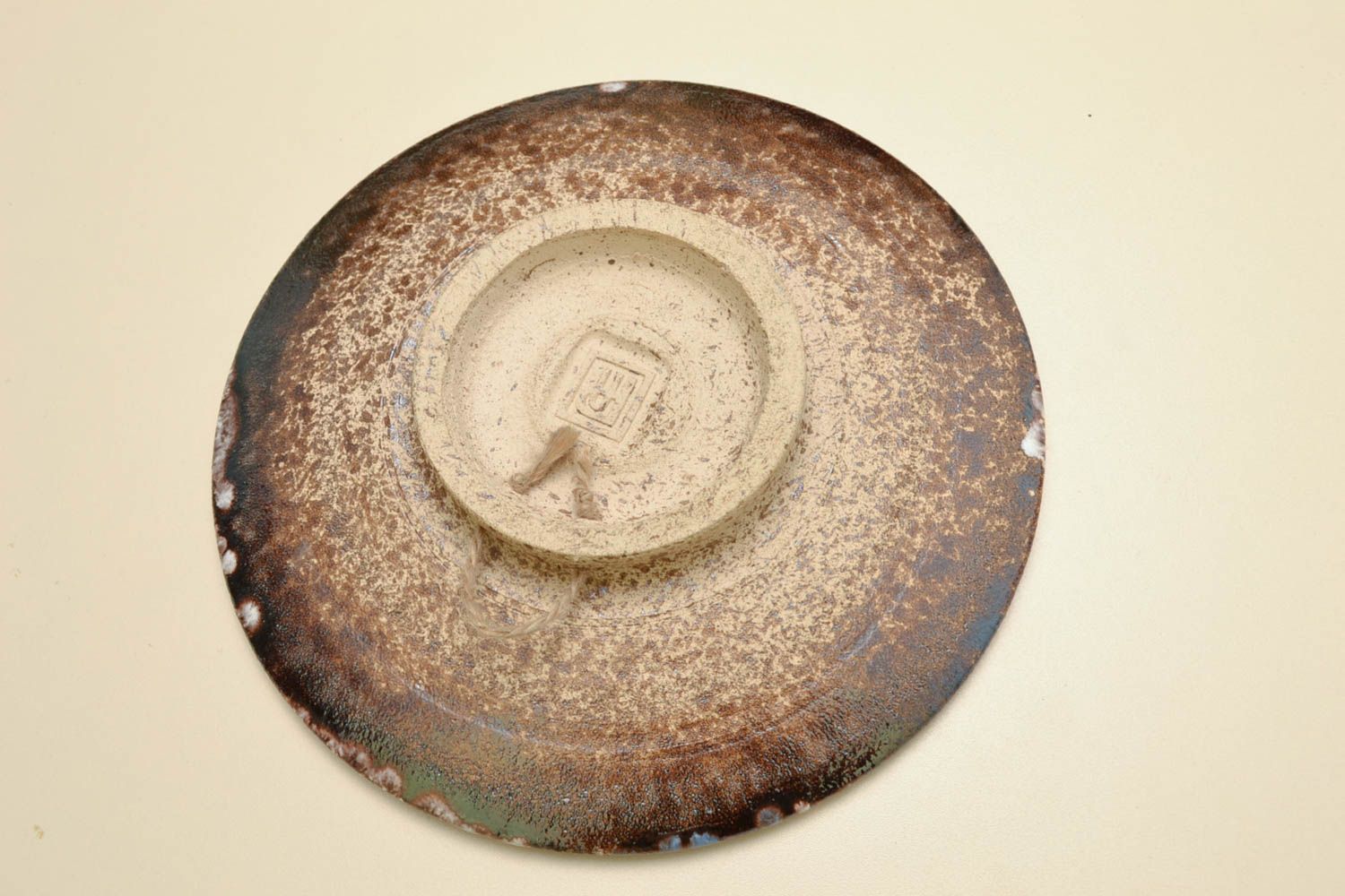 Необычная тарелка из глины плоская с глазурью  фото 2