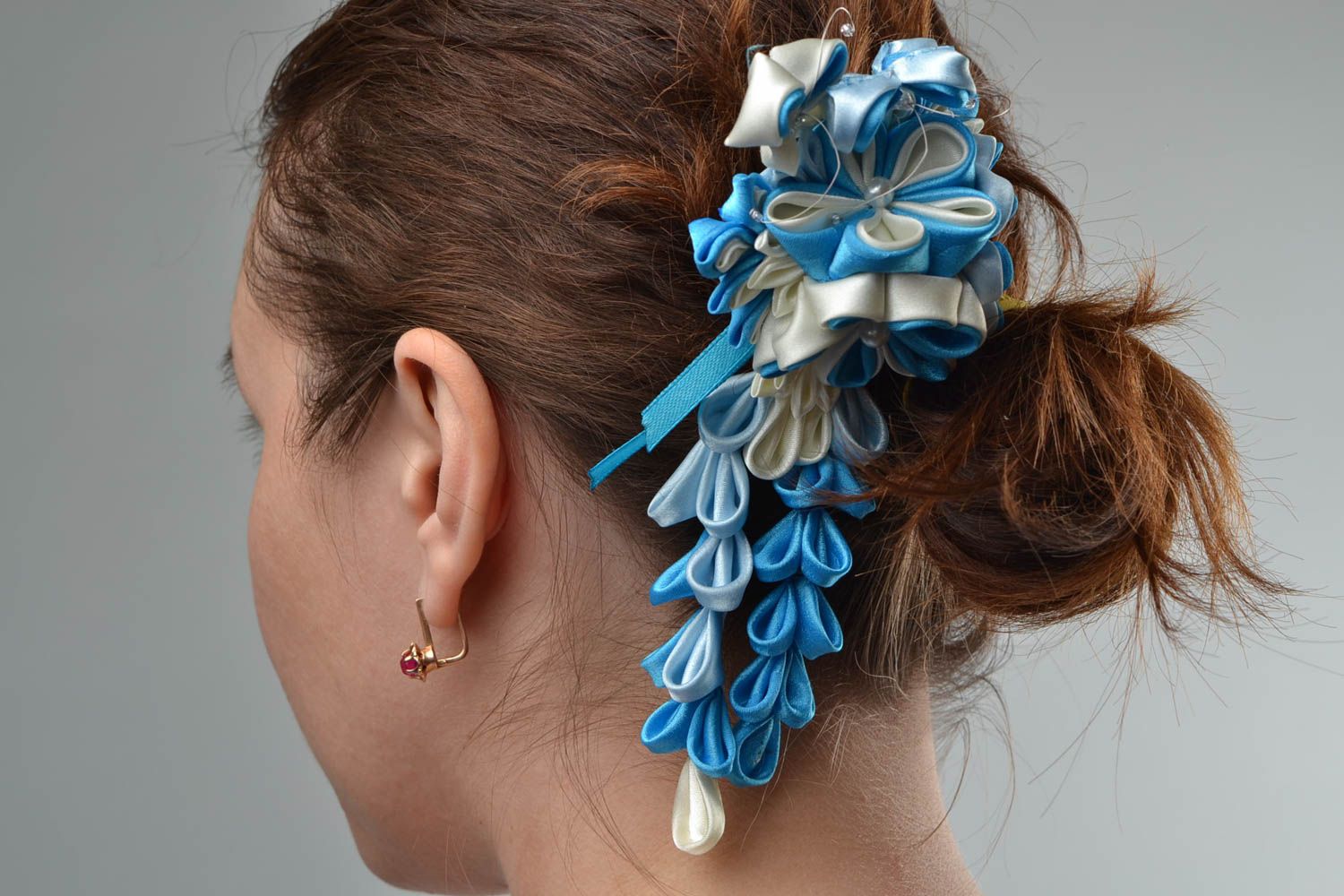 Handgemachte Haarnadel mit Blumen aus Atlasbändern in Kanzashi Technik für Frau foto 1