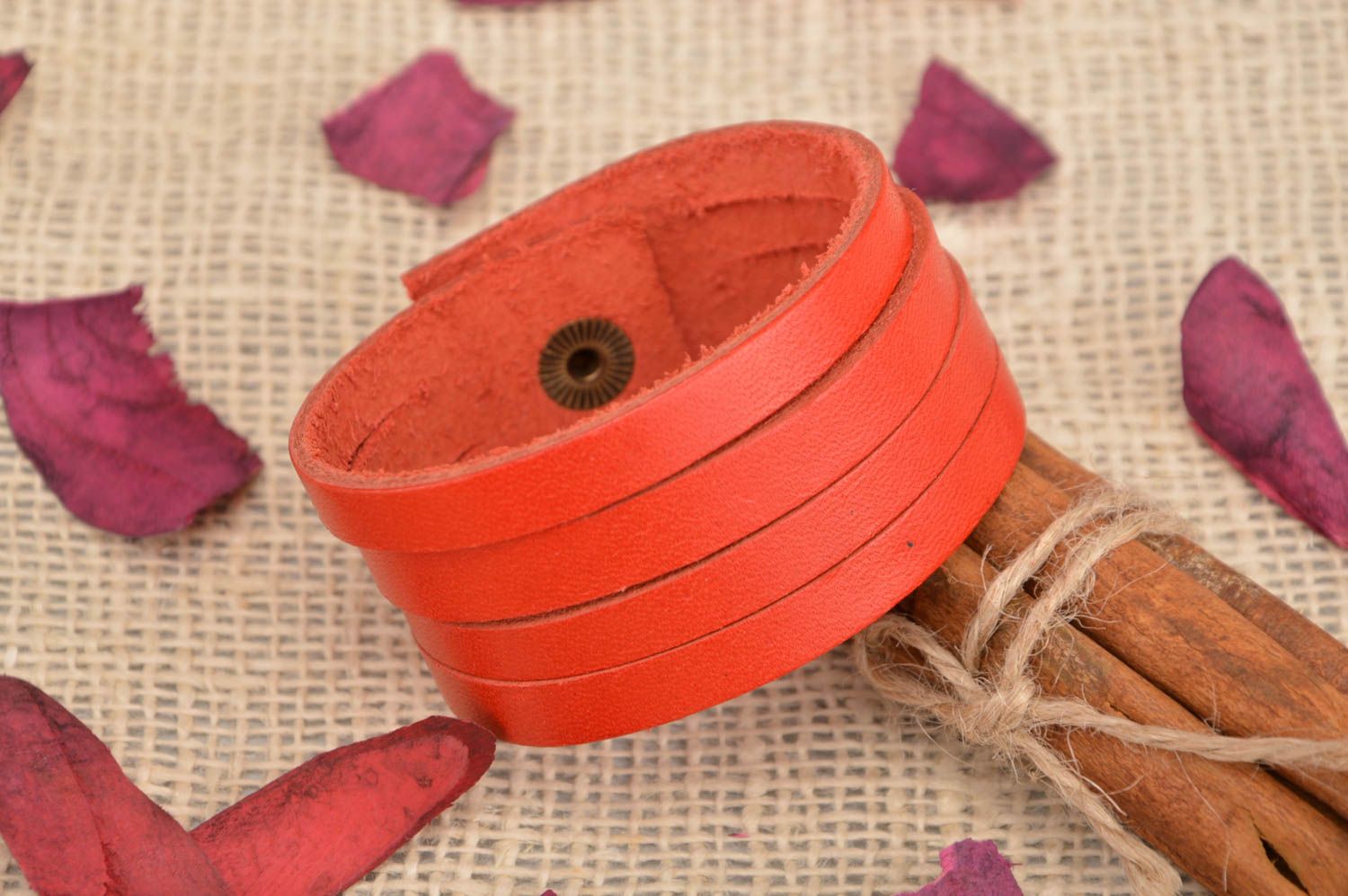 Pulsera de cuero natural hecha a mano original artesanal roja para mujeres foto 1