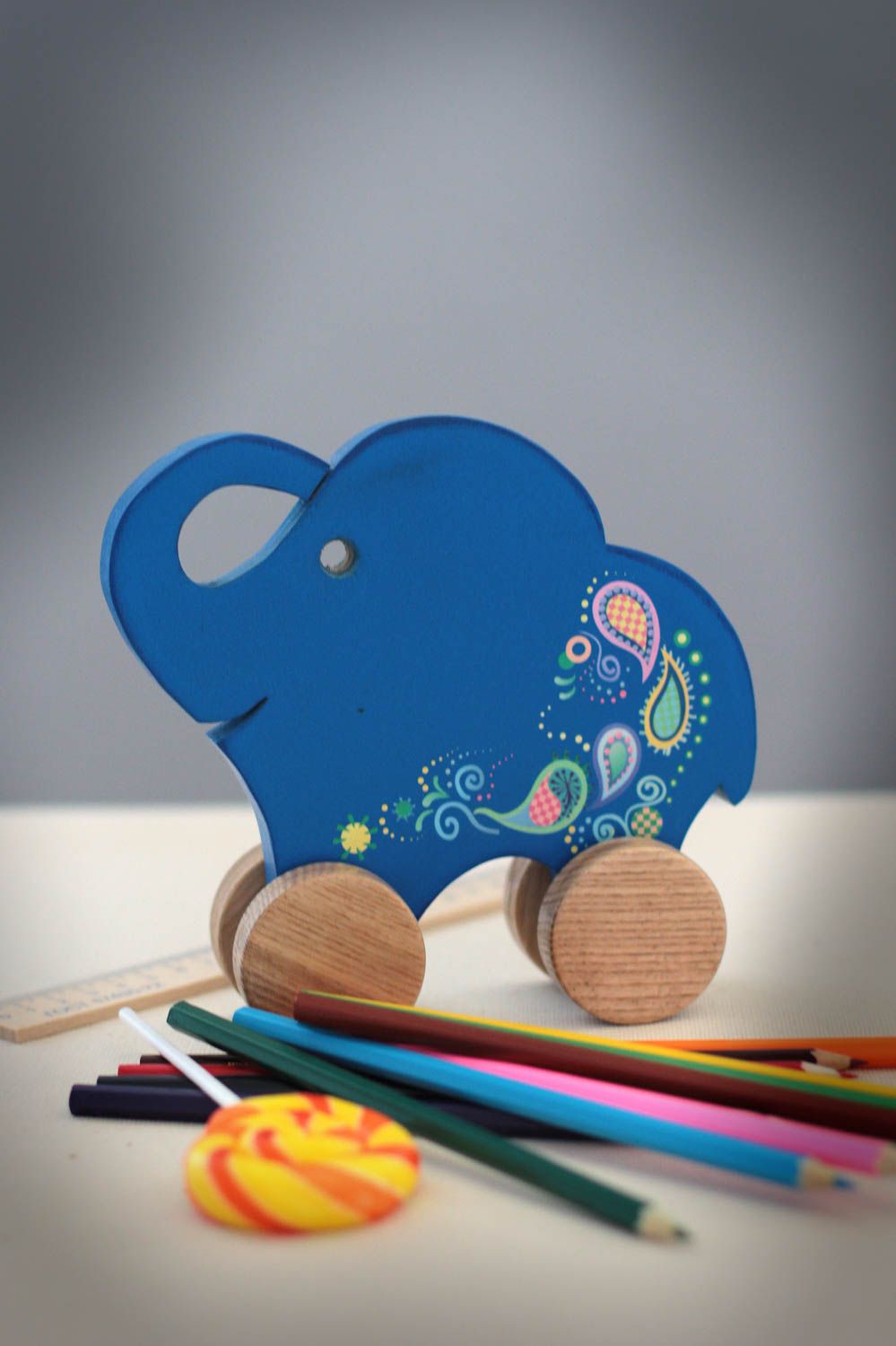 Juguete artesanal elefante azul juguete de madera regalo para niño con ruedas foto 1