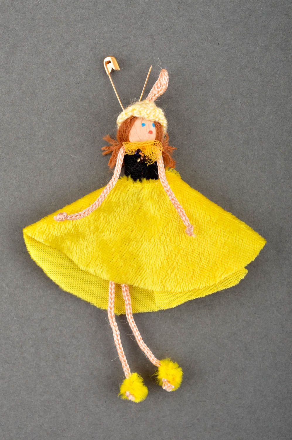 Broche fait main Bijou fantaisie Accessoire femme Petite poupée en jaune photo 2