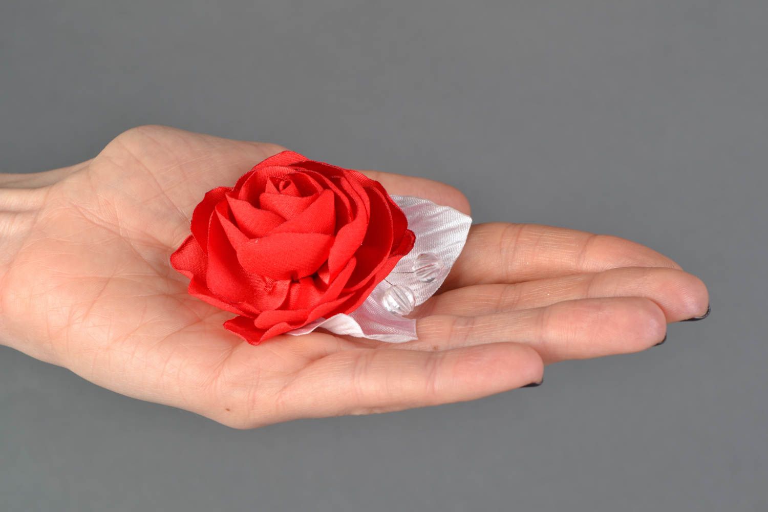 Broche fleur rouge en satin originale faite main Rose accessoire pour femme photo 2