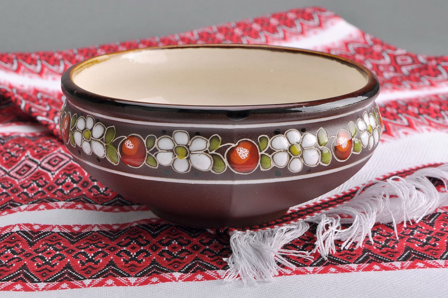 Тарелка-супница из глины с росписью фото 1