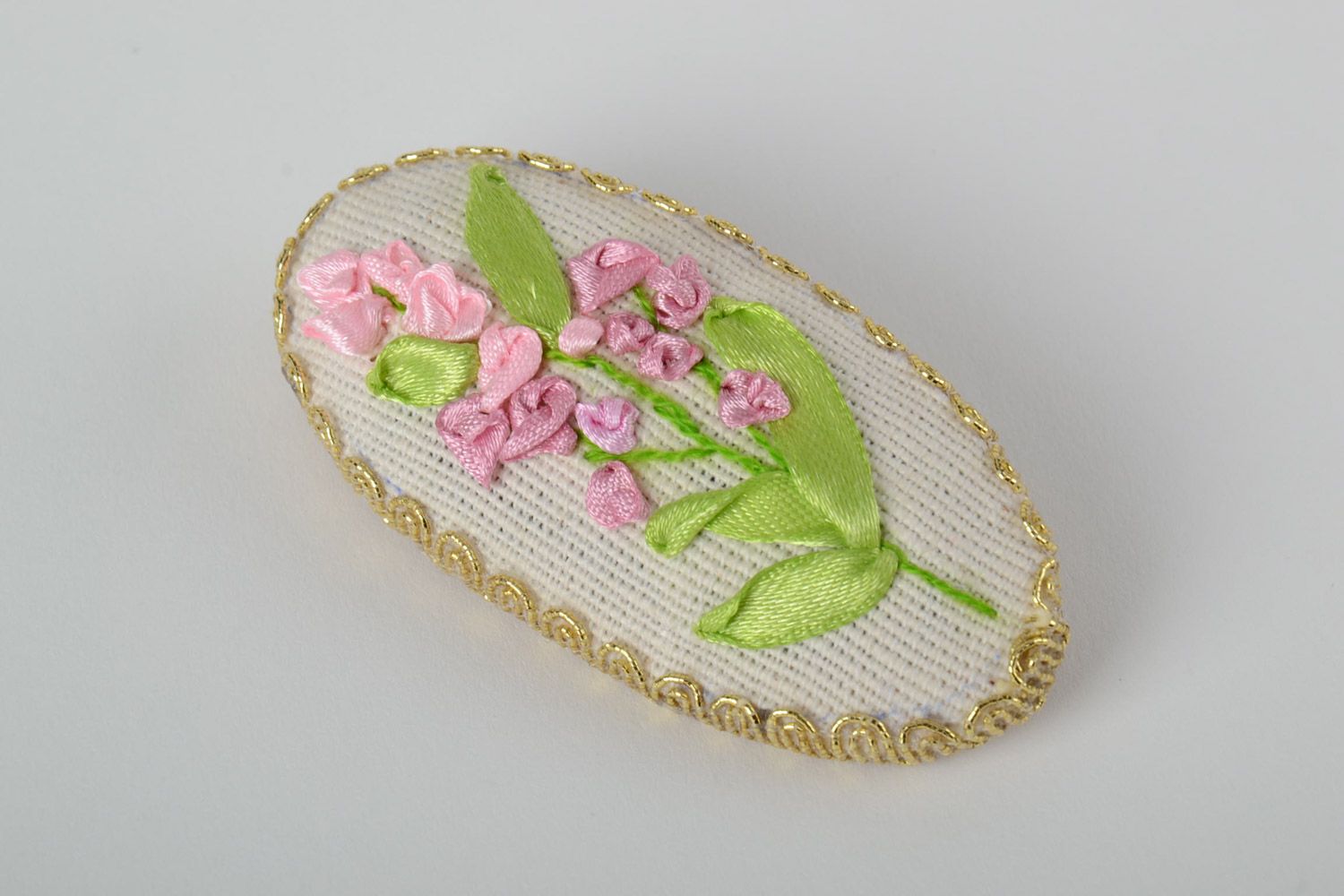 Handgemachte elegante ovale Brosche mit Stickerei mit Atlasbändern Rosa Blumen foto 2
