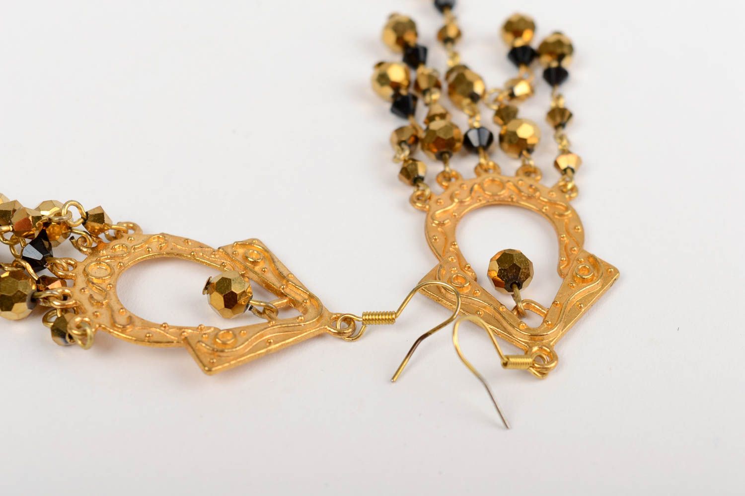 Goldfarbene effektvolle handgemachte Ohrringe aus Kristallperlen mit Anhängern  foto 3