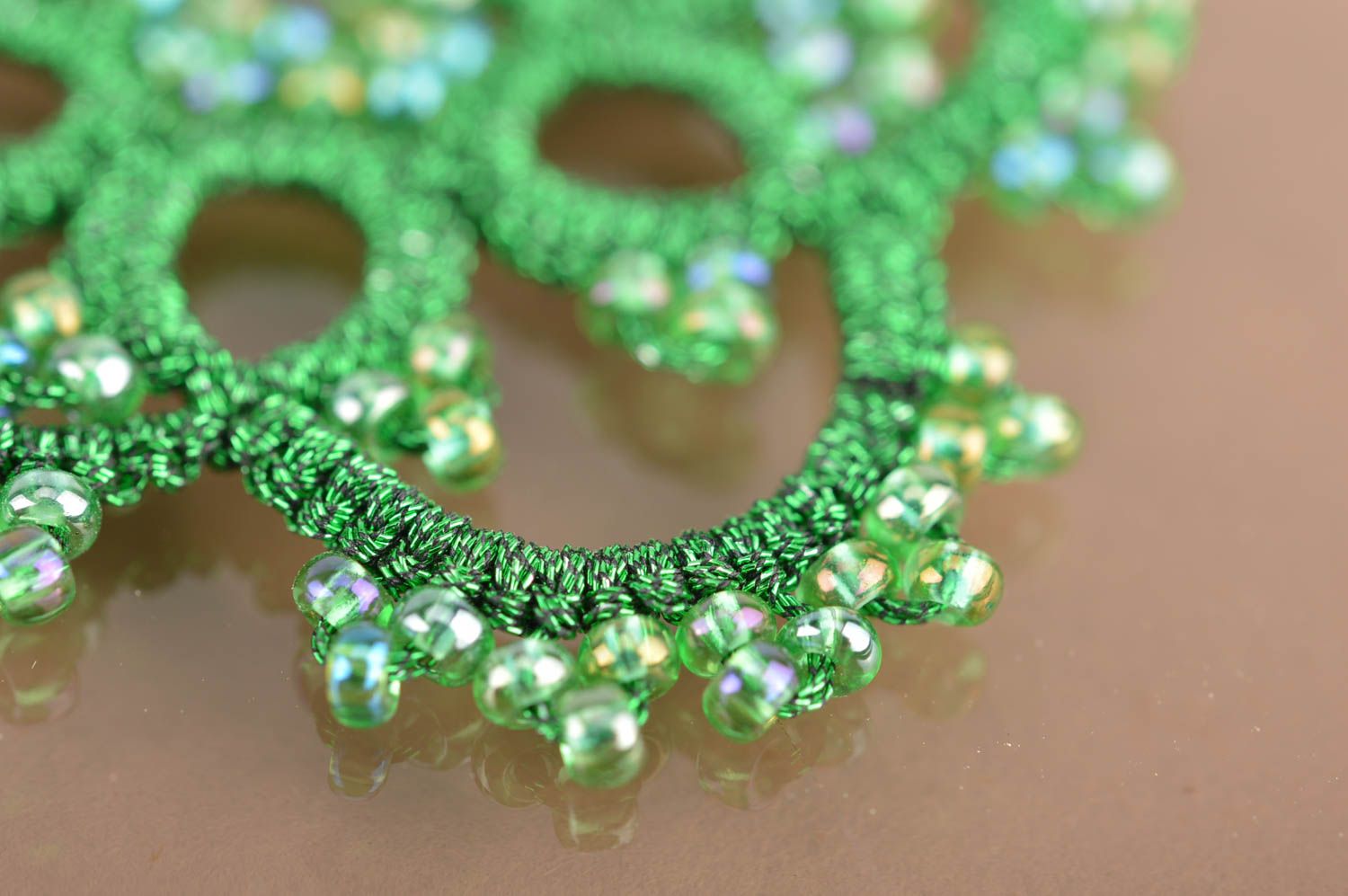 Boucles d'oreilles vertes pendantes fils de satin perles de rocaille faites main photo 4
