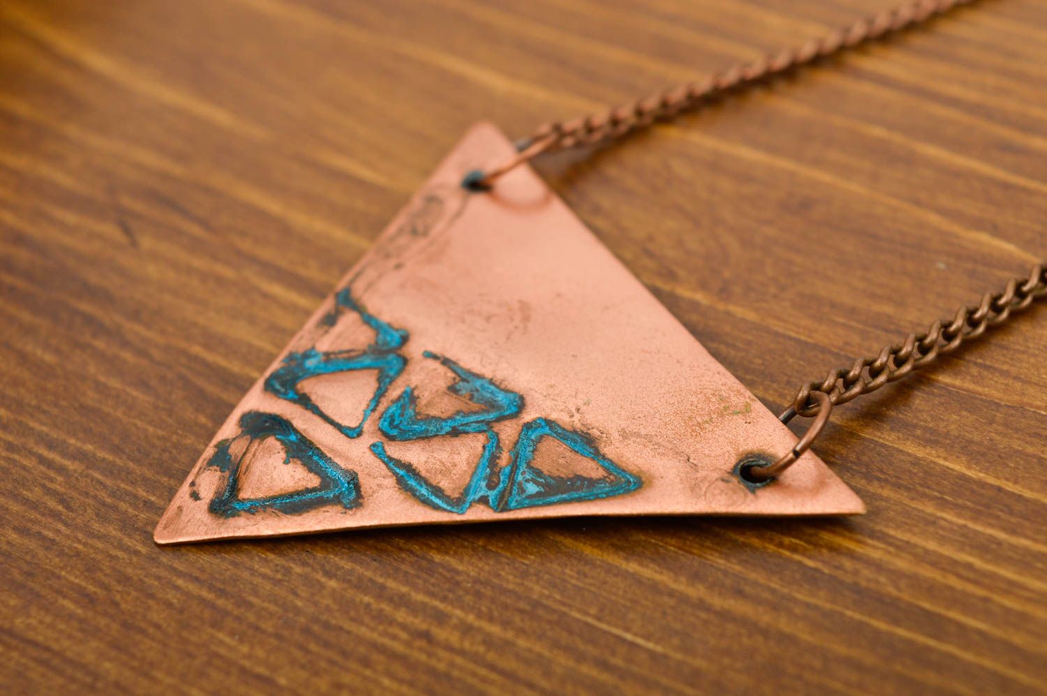 Pendentif en métal Bijou fait main triangle en cuivre Accessoire femme photo 2