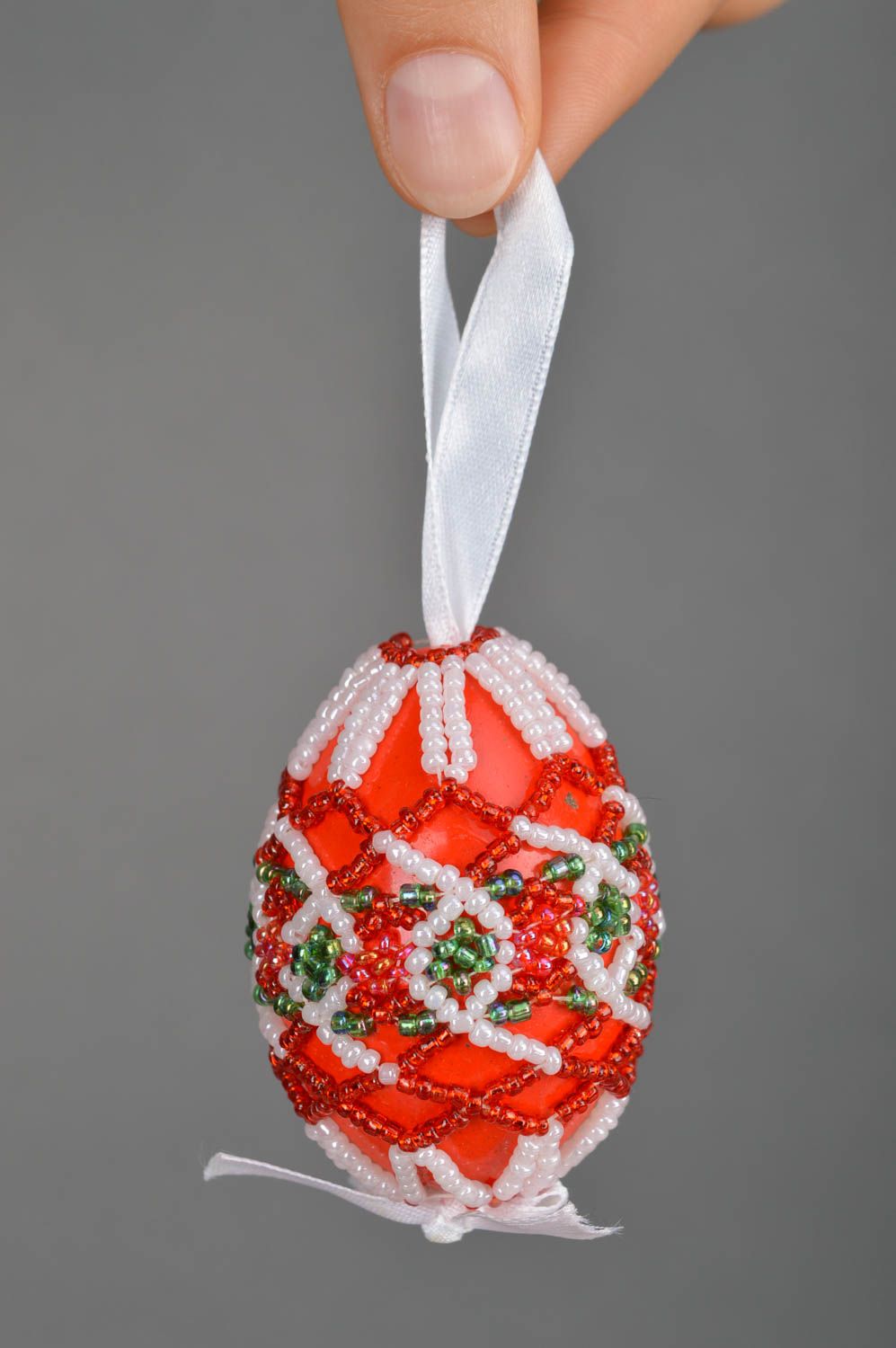 Пасхальное яйцо ручной работы яйцо из бисера пасхальный декор красное подвеска фото 5