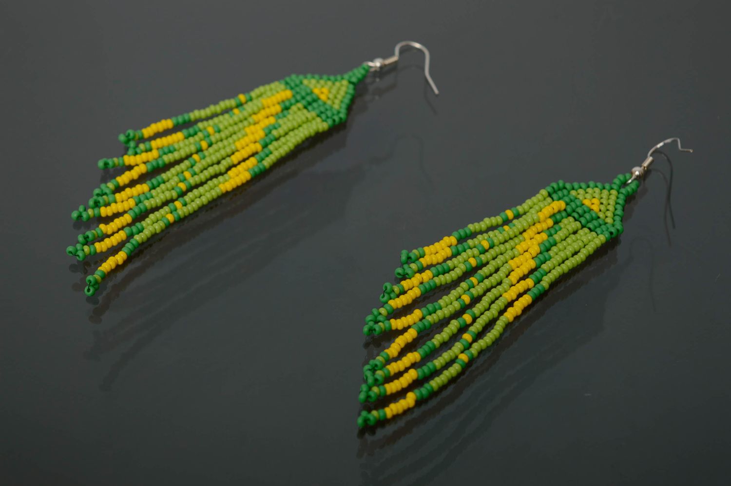 Lange grüne Ohrringe mit Glasperlen foto 1