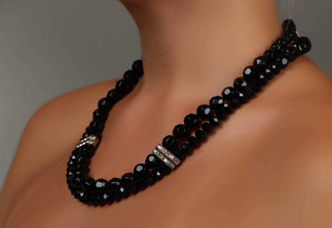 Black bead necklace photo 5