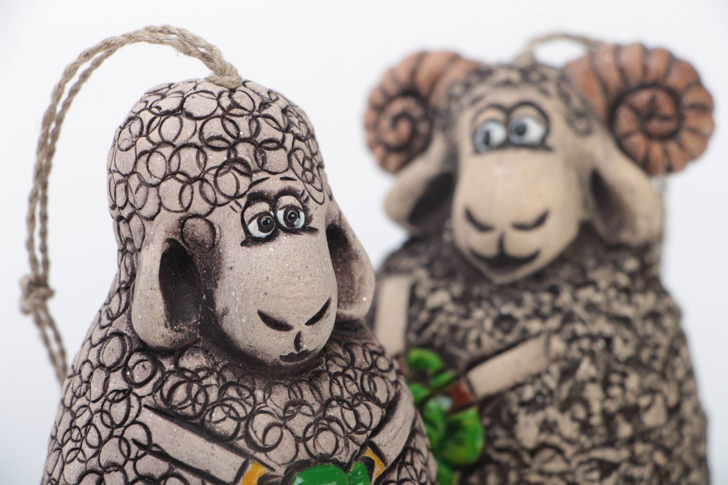 Set de clochettes décoratives moutons en argile faites main à suspendre 2 pièces photo 3