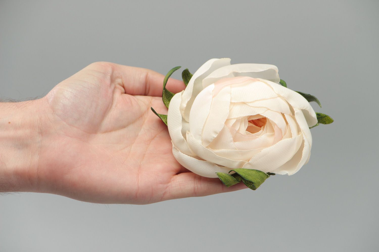 Broche en tissu de mousseline de soie et cuir naturel faite main fleur blanche photo 4