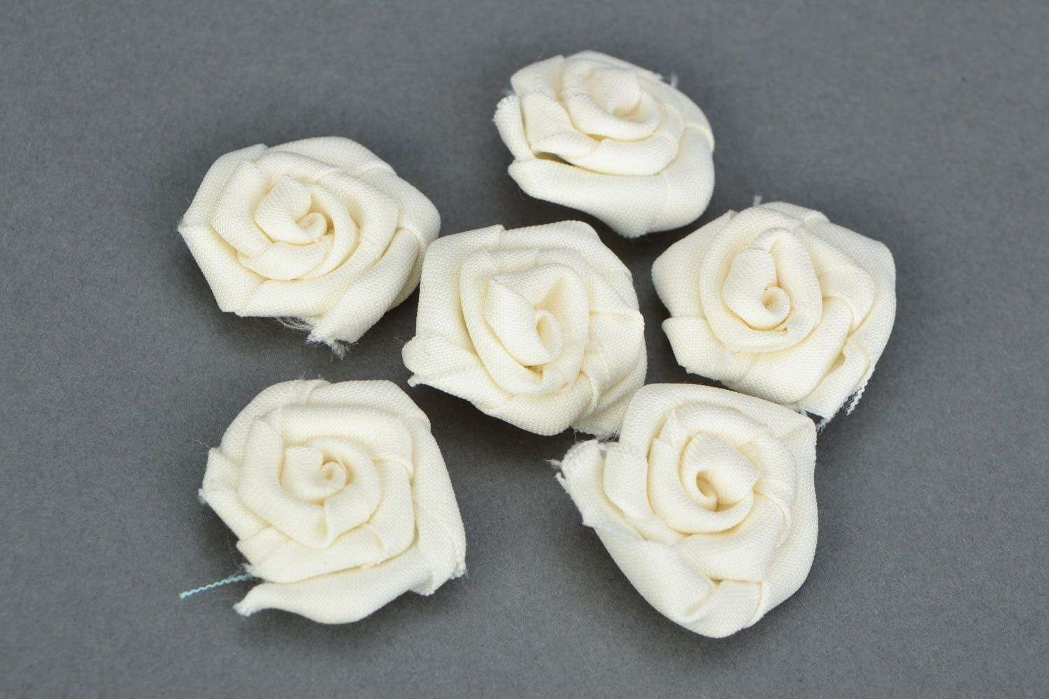 Набор тканевых роз 6 штук белые ручной работы фурнитура для украшений хэнд мэйд фото 1