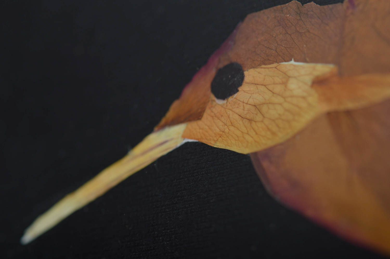 Handgemachtes Bild aus getrockneten Blättern Vogel im Holzrahmen für Dekor foto 4