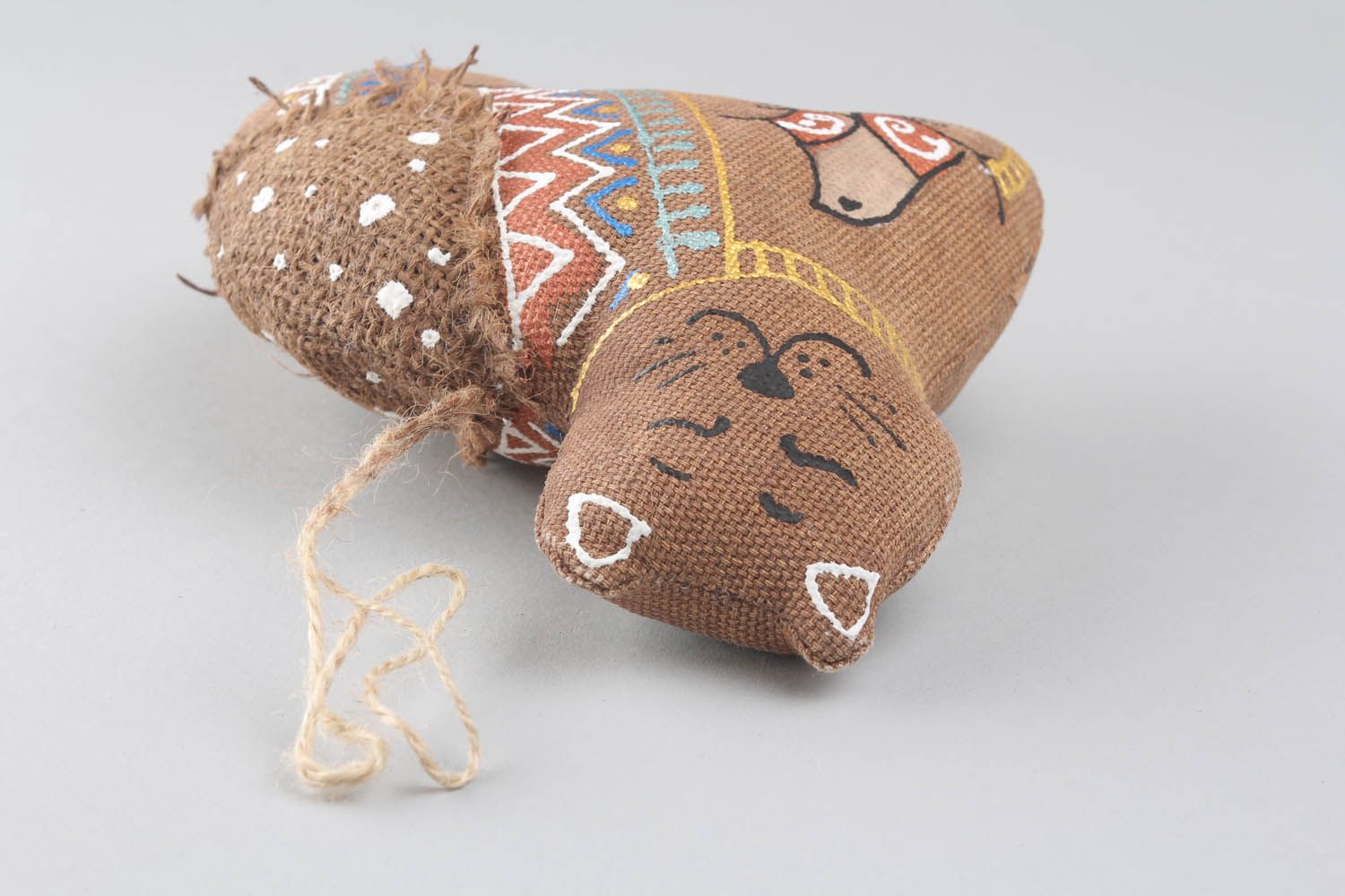 Pingente macio têxtil feito à mão de tecido para decoração do interior de materiais naturais Gata Murka foto 3