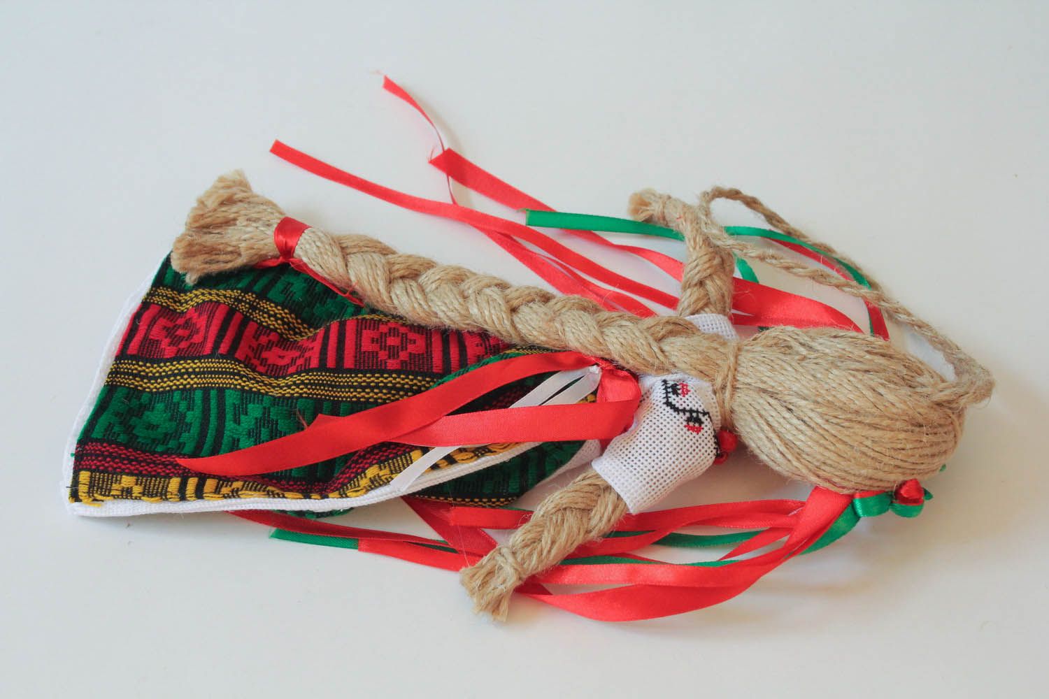 Boneca étnica protectora feita à mão de tecidos naturais Ucraniana foto 3