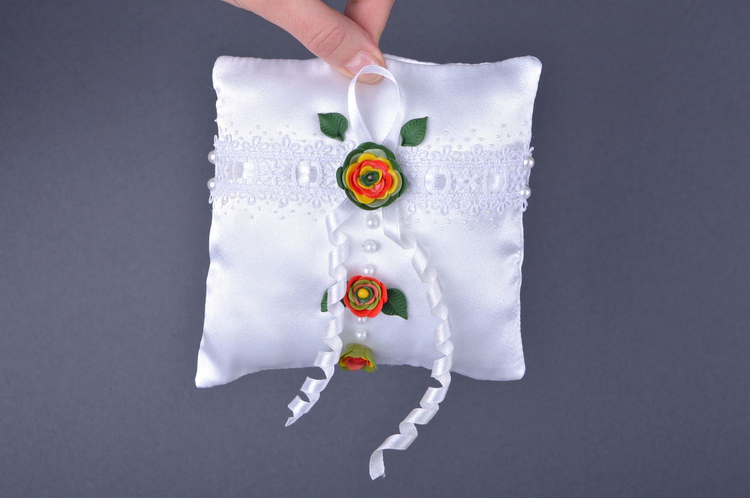 Schönes handgemachtes Ringkissen für Hochzeit aus Atlas mit Blumen in Weiß foto 3