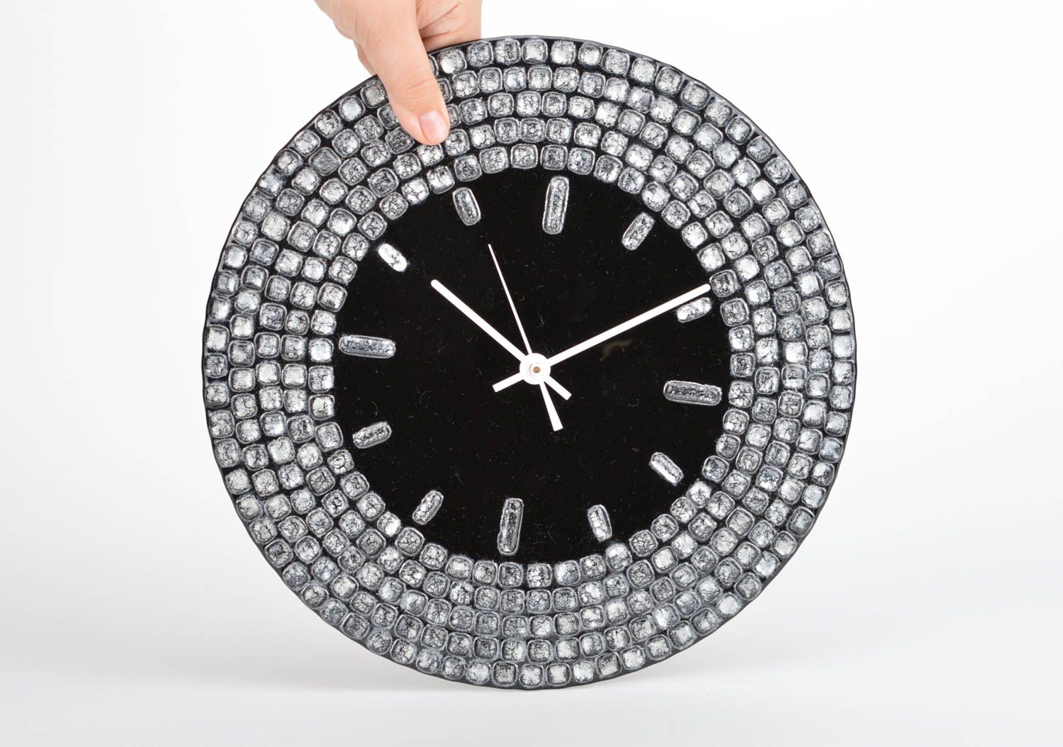 Часы из стекла в технике фьюзинг круглые черные изысканные ручной работы фото 3
