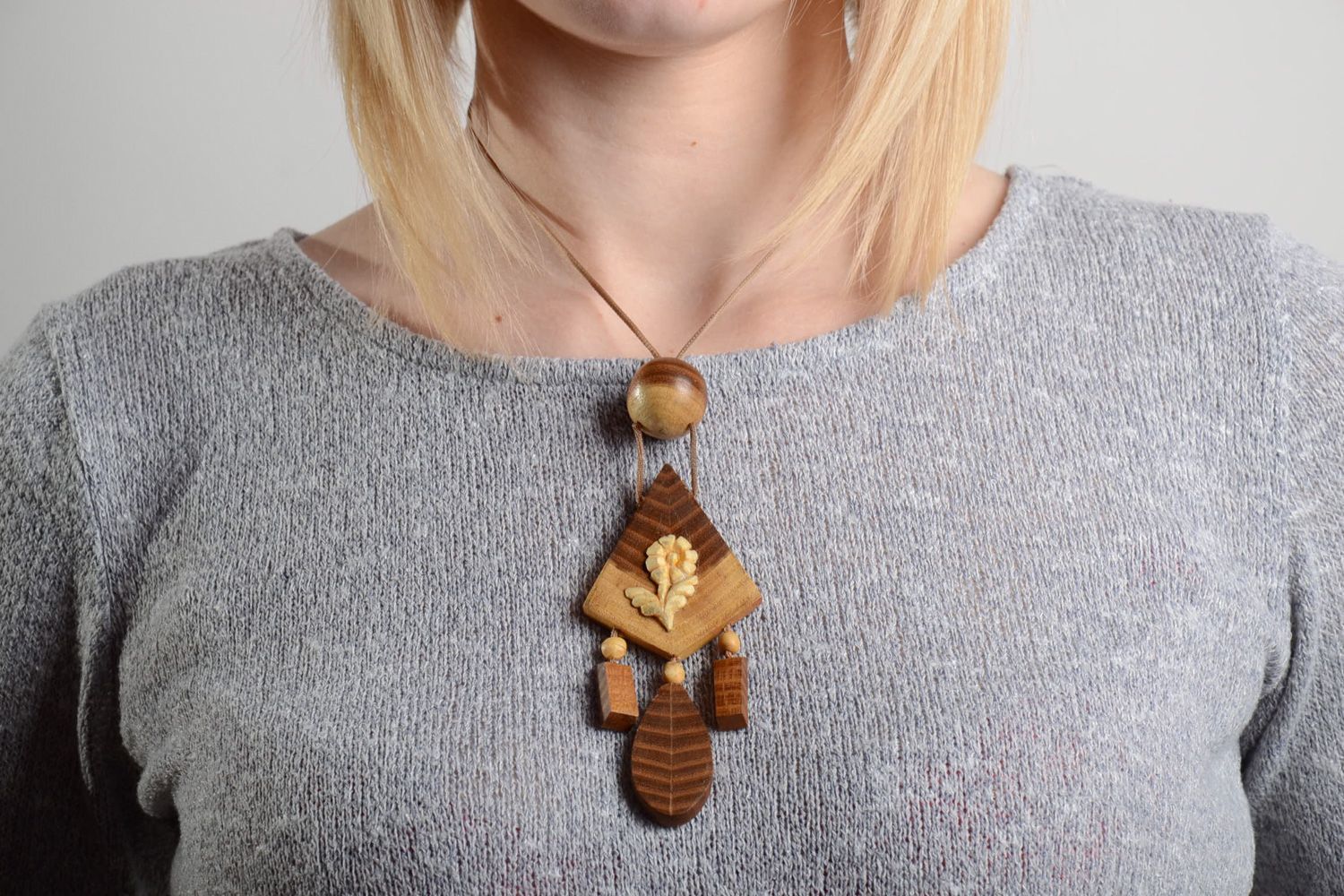 Collier pendentif en bois fait main avec intarsia sur bois ethnique pour femme photo 2