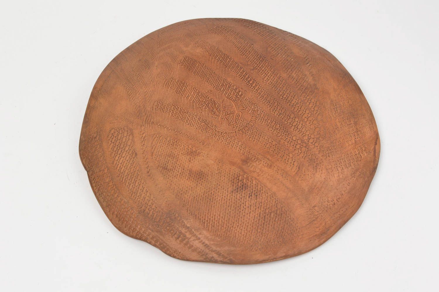 Assiette en céramique brune jolie originale aux bords ondulés faite main photo 4