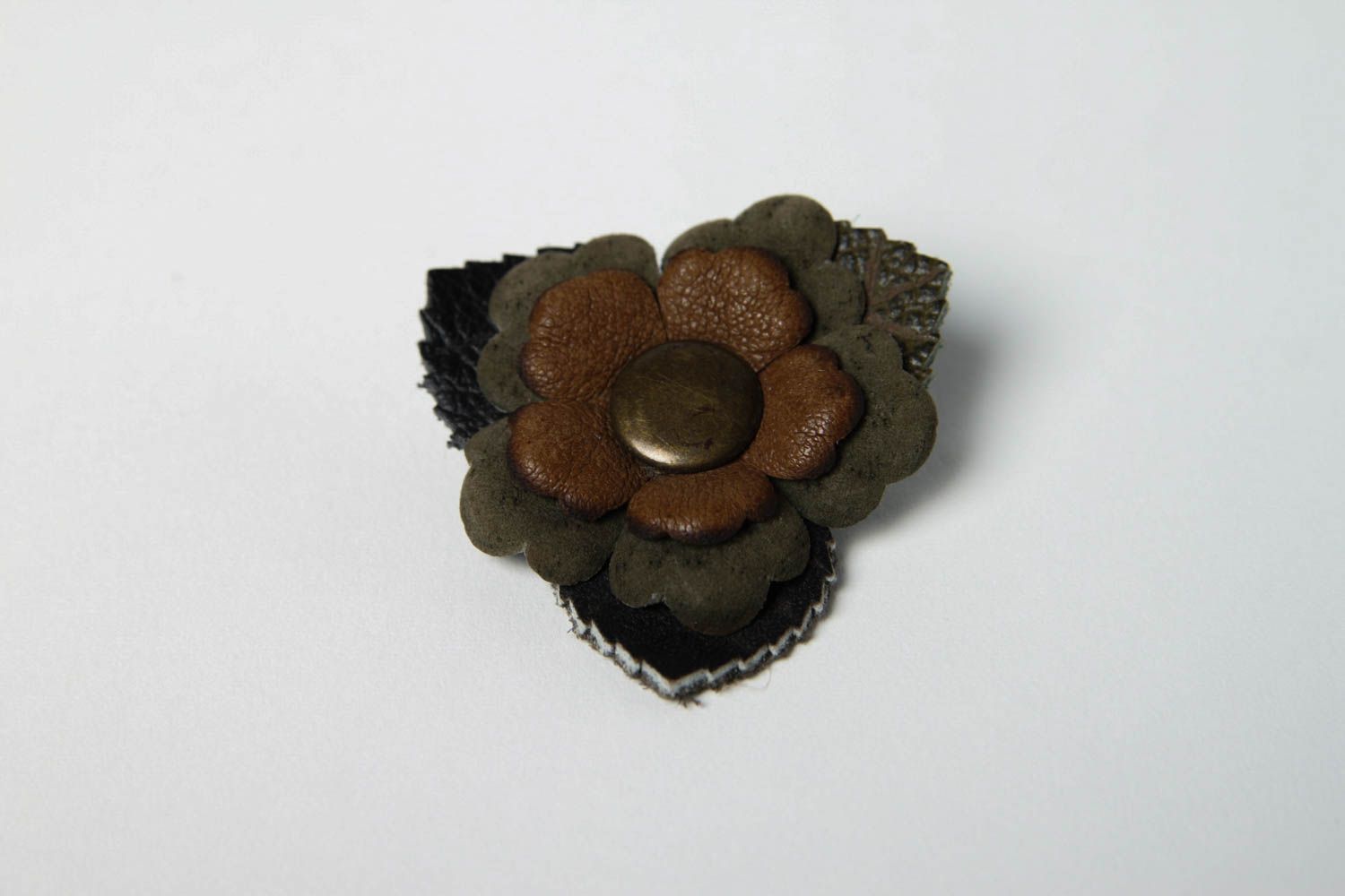 Broche fleur marron faite main en cuir design original Accessoire pour femme photo 3