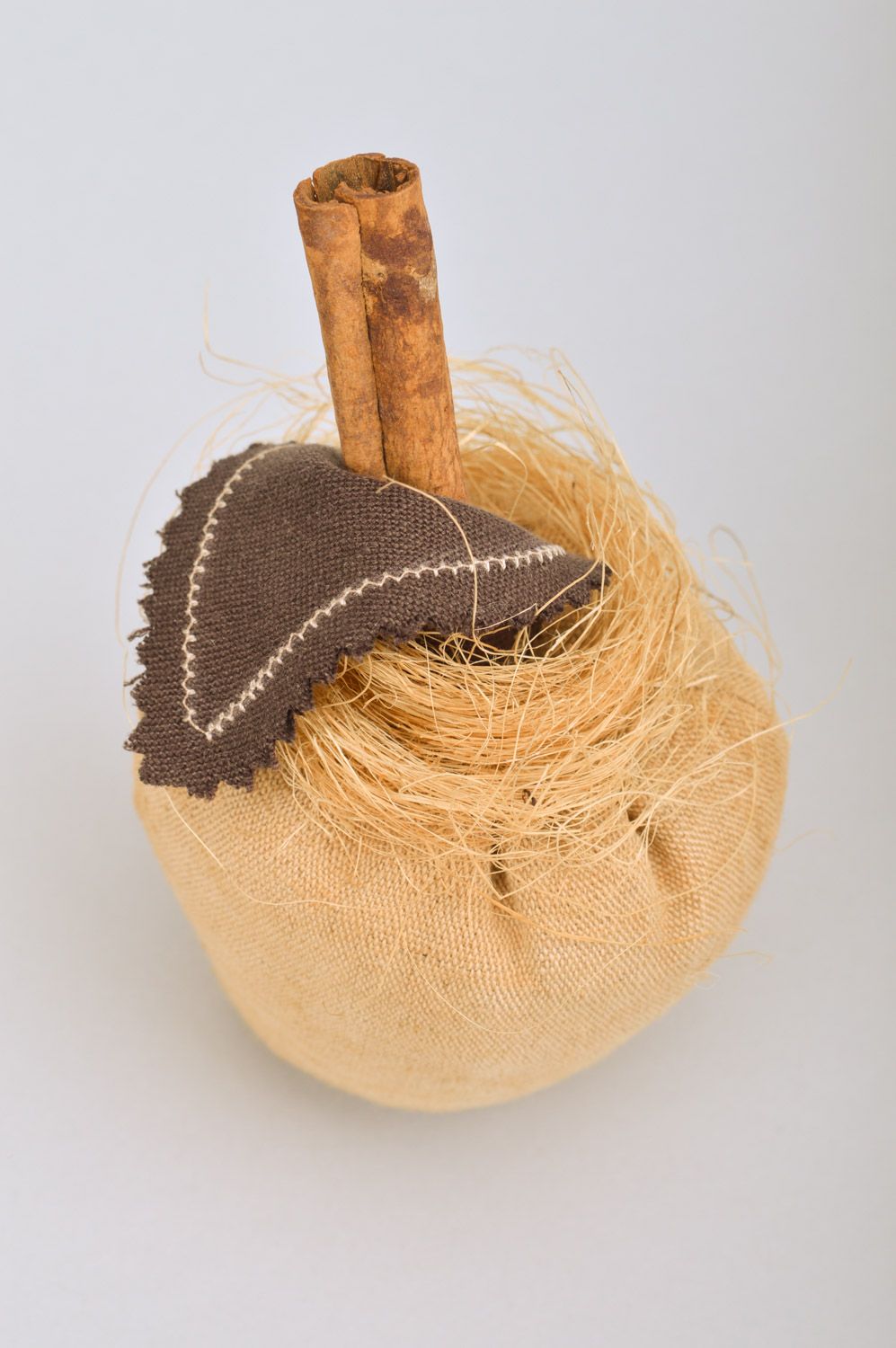 Juguete decorativo manzana de lino artesanal con rama de canela beige foto 5