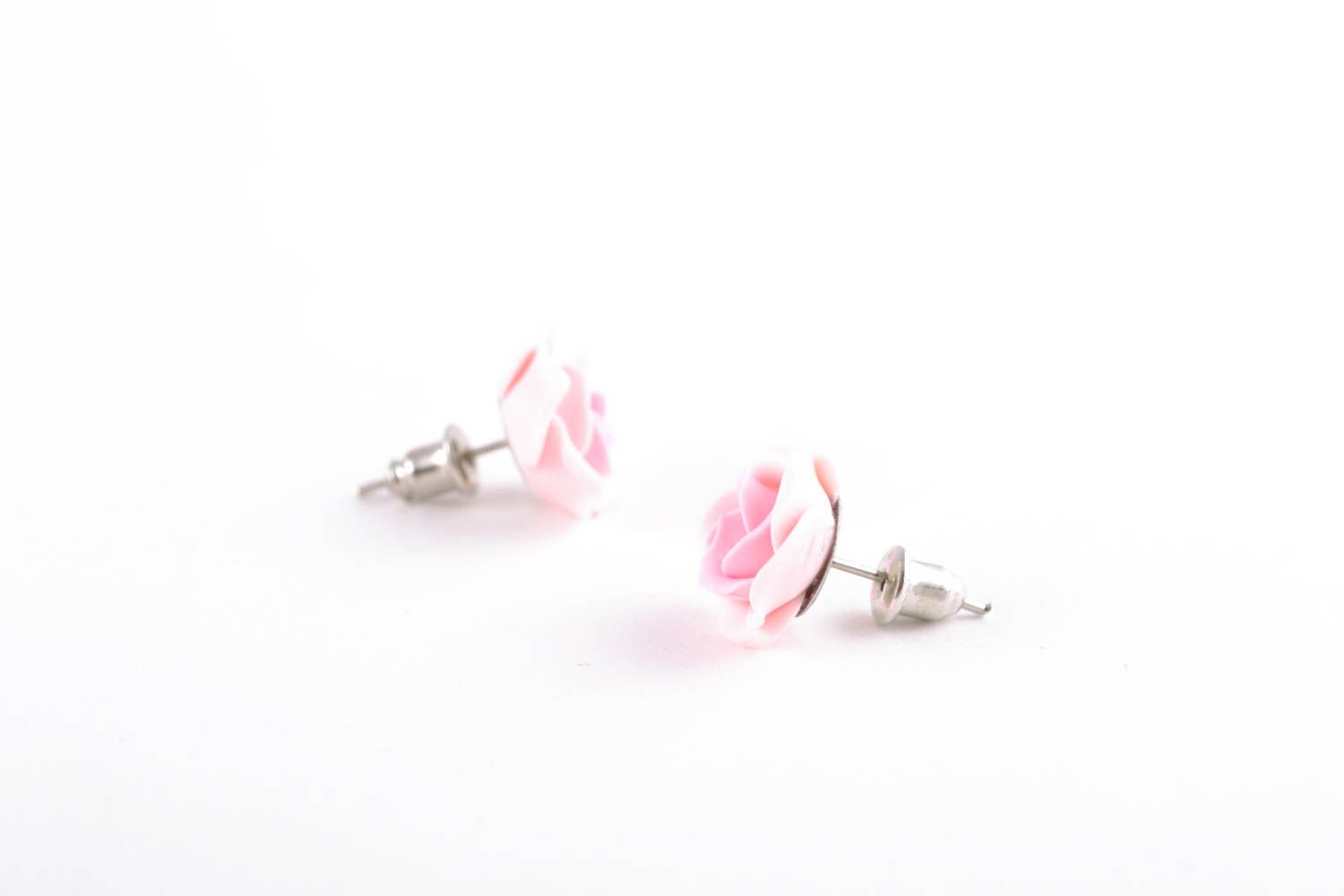Pendientes de clavo de arcilla polimérica con forma de rosas rosadas foto 5