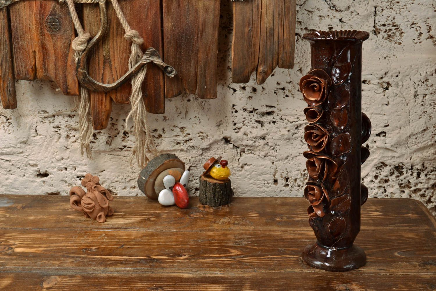 Vase en terre cuite haut marron avec fleurs modelées original décor fait main photo 1