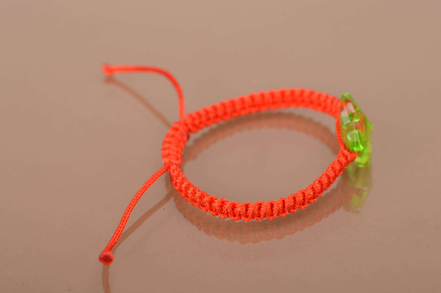 Bracelet tressé rouge en lacet ciré avec papillon en plastique fait main photo 4